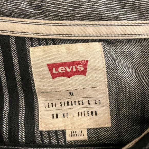Levi’s button up shirt XL EUC - Picture 3 of 5